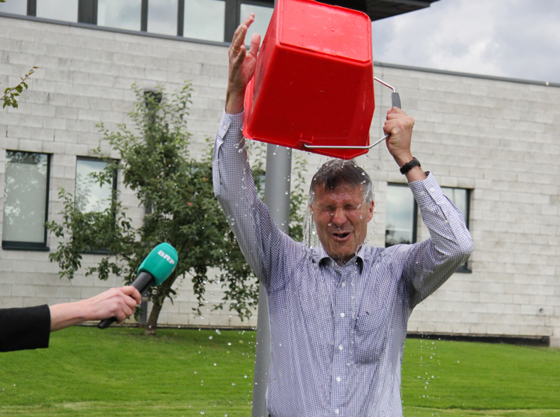 BRF-Direktor Toni Wimmer stellt sich dem Ice Bucket Challenge.t