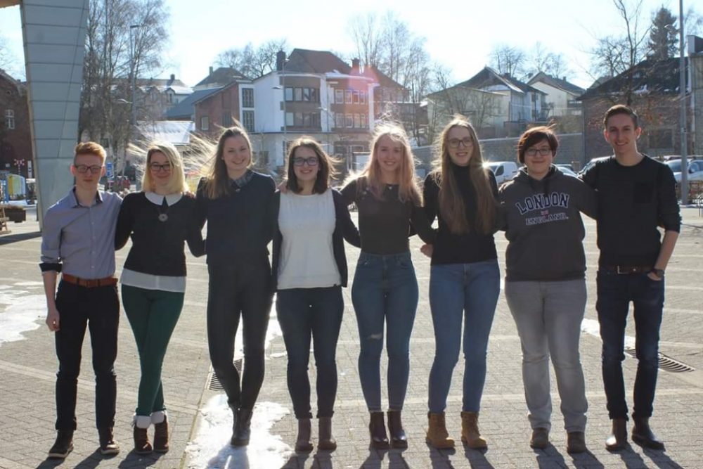 Rhetorika 2018: Die Finalisten von links nach rechts: Simon Heck, Melanie Johanns, Elisa Pauels, Marie Schoobrood, Aline Hans, Awa Kempen, Charlotte Wegener und Chris Maus (Foto: Veranstalter)