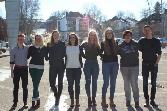 Rhetorika 2018: Die Finalisten von links nach rechts: Simon Heck, Melanie Johanns, Elisa Pauels, Marie Schoobrood, Aline Hans, Awa Kempen, Charlotte Wegener und Chris Maus (Foto: Veranstalter)