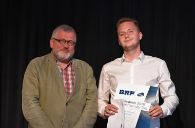 Medienpreise für Abiturienten: RSI-Abiturient Fabrice Even mit Verwaltungsratsmitglied Manfred Lerho (Foto: Gaby Klever/RSI)