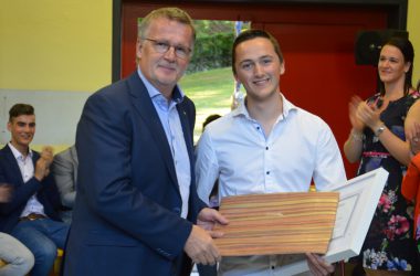 Medienpreise für Abiturienten: KAS-Abiturient Julien Feltes mit Verwaltungsratspräsident Ralph Urfels