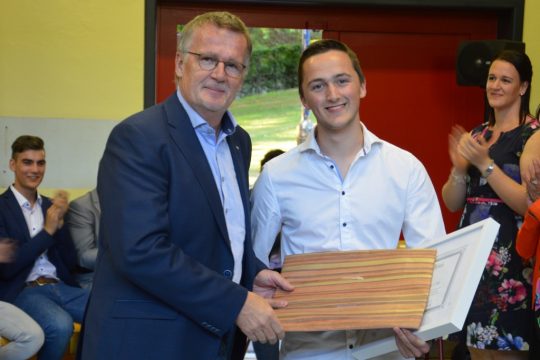 Medienpreise für Abiturienten: KAS-Abiturient Julien Feltes mit Verwaltungsratspräsident Ralph Urfels