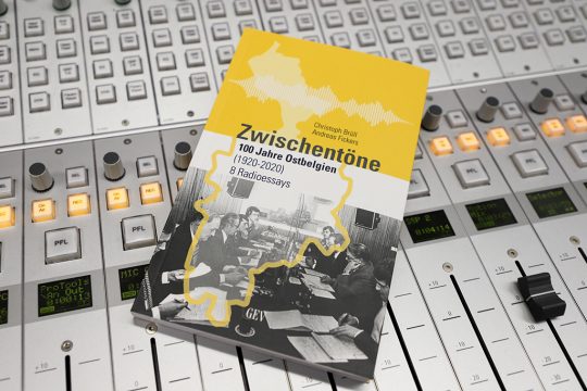 Buch "Zwischentöne" (Bild: Julien Claessen/BRF)