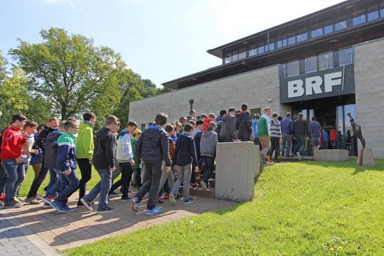 Funkhaus mit Jugendlichen