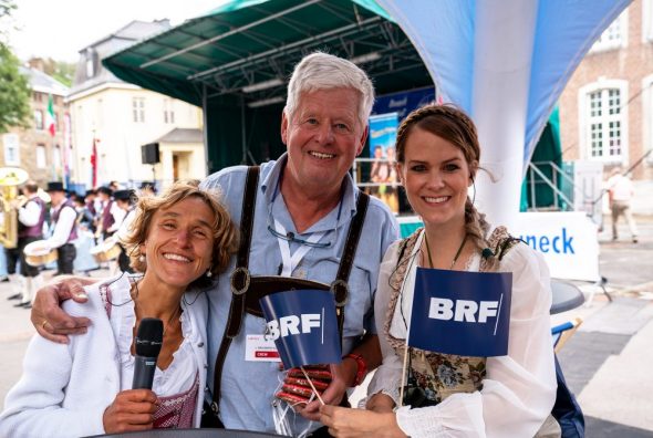 Tirolerfest 2023: BRF-Moderatorin Julia Slot und Barbara Wiest von der Rundfunkanstalt Rai Südtirol zusammen mit Tirolerfest-Crew-Mitglied Edgar Graeven (Bild: Marvin Broich/BRF)