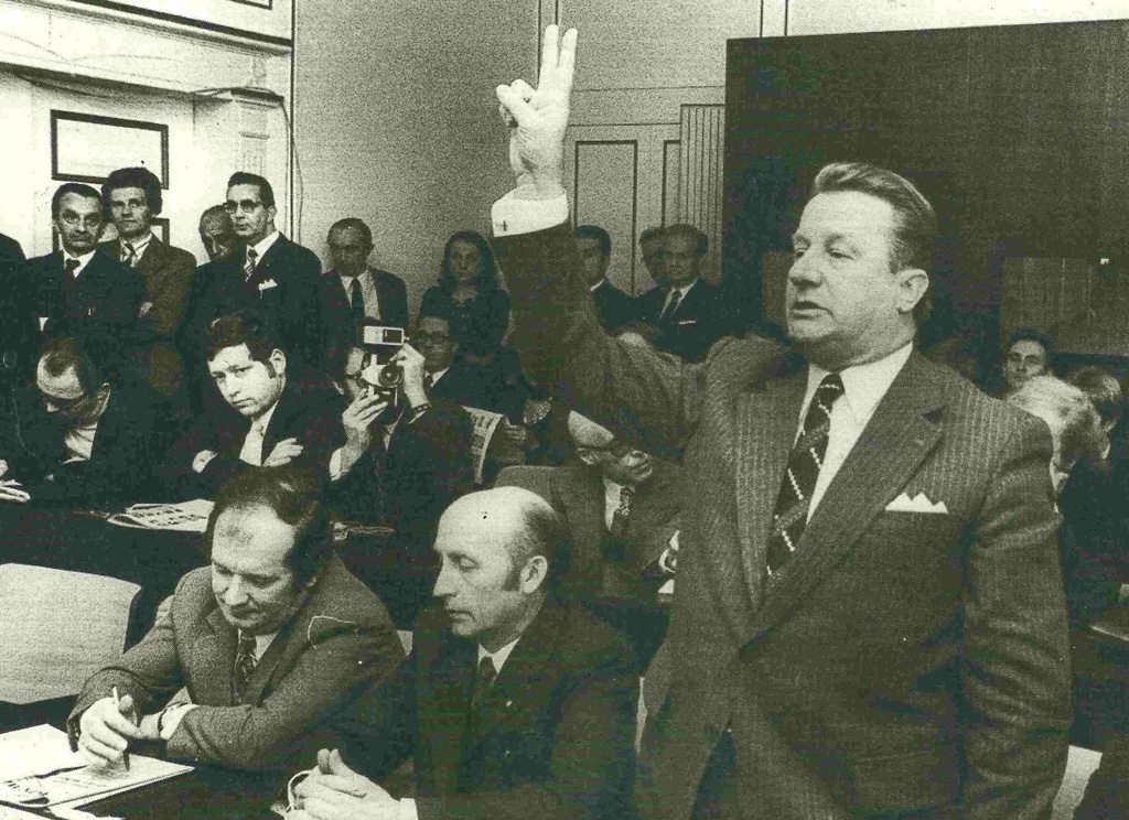 23. Oktober 1973: Der erste Ratsvorsitzende Johann Weynand (CSP) bei der Eidesleistung (Archivbild: SAE)