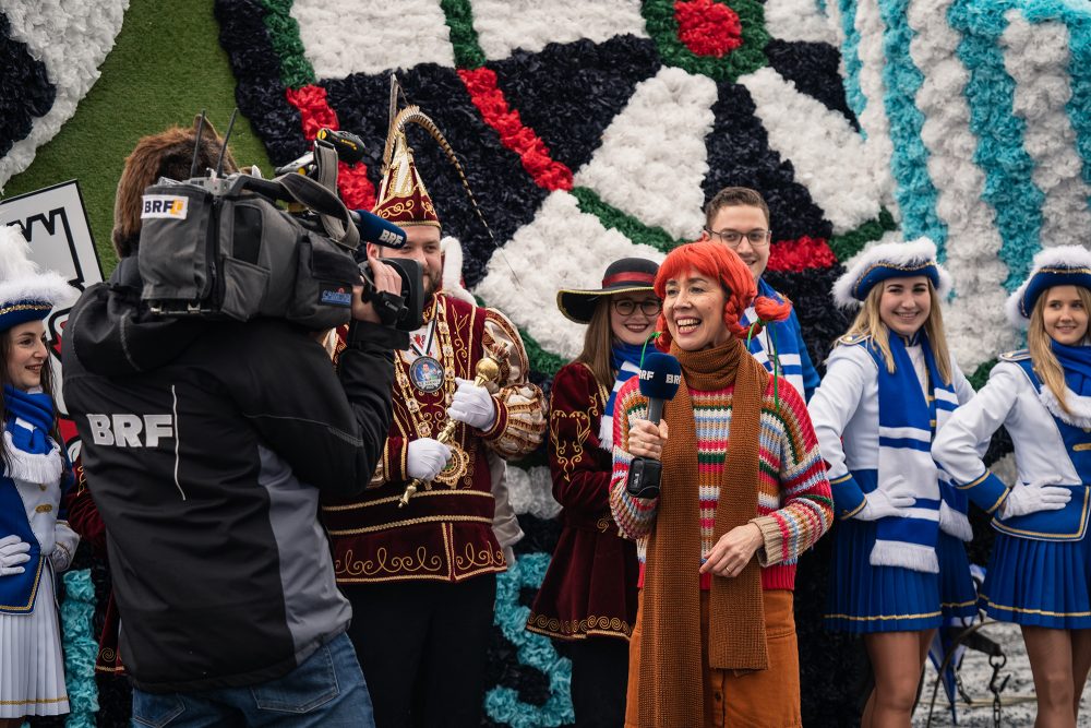 Reporterin Michaela Brück an Karneval im Einsatz, Foto Mirsamir Salahov_web