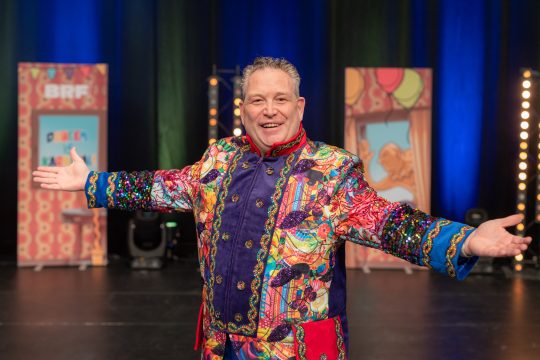 Moderator Patrick Knops (Bild: Olivier Krickel/BRF)