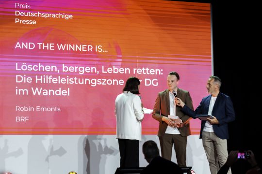 Robin Emonts erhält den Belfius-Pressepreis in der Kategorie "Deutschsprachige Presse" (Bild: Belfius)