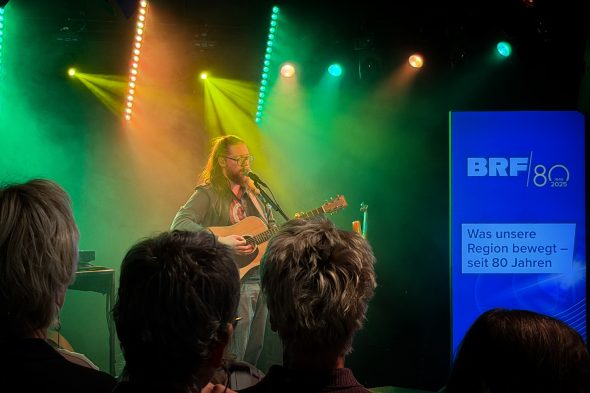 Alexander Ohles spielt zur Eröffnung der Schallplattenausstellung in St. Vith
