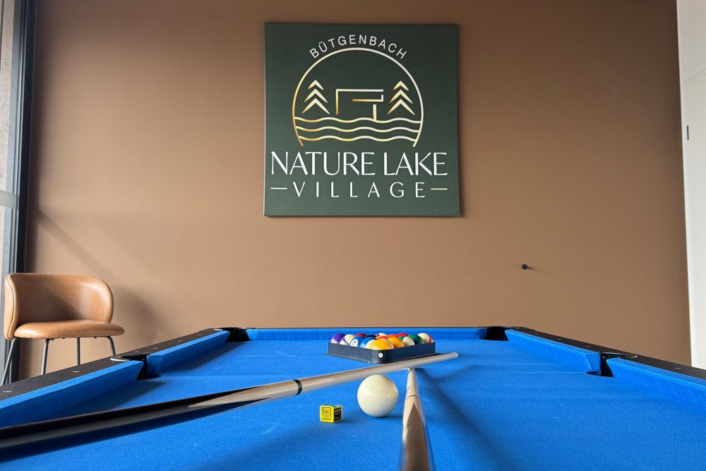Gemeinschaftsraum mit Billard-Tisch und Kicker im im Nature Lake Village in Wirtzfeld