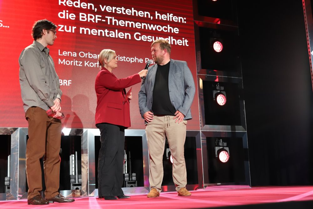Die BRF-Journalisten Moritz Korff (Mi.) und Christophe Ramjoie, zusammen mit Moderatorin Ophélie Fontana von der RTBF