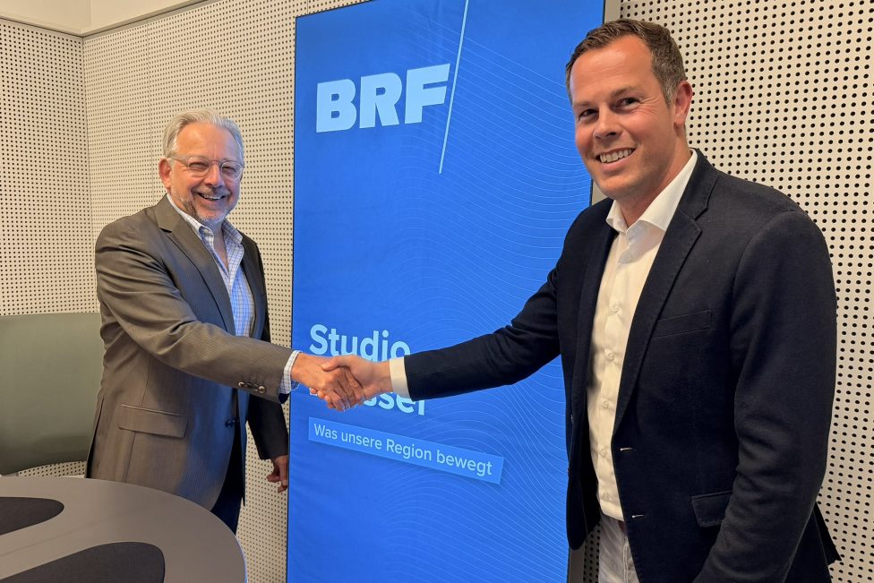 RTBF-Direktor Jean-Paul Philippot (l.) mit BRF-Direktor Alain Kniebs im neuen BRF-Studio. Foto: BRF